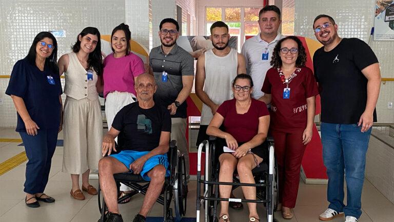 O CER IV realizou mais uma etapa de entrega de equipamentos, como cadeiras de rodas, aos pacientes com mobilidade reduzida em processo de reabilitação que mais precisam. (Foto: Camila Neto)