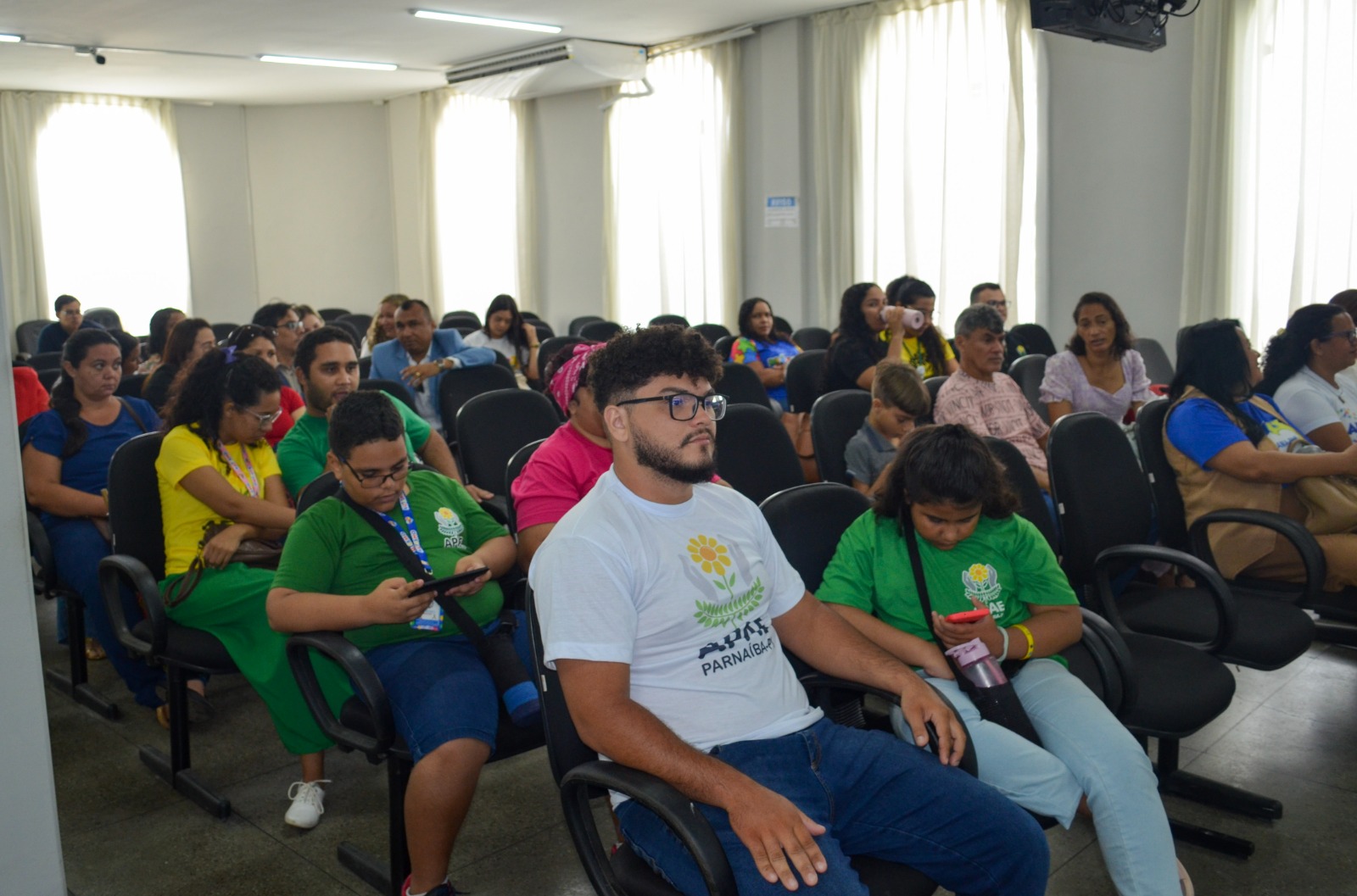 Representantes do Conselho Municipal dos Direitos da Criança e do Adolescente (CMDCA) e da Associação de Pais e Amigos dos Excepcionais (APAE) de Parnaíba também contribuíram com o debate, reforçando a importância do acompanhamento multidisciplinar. (Foto: Camila Neto)