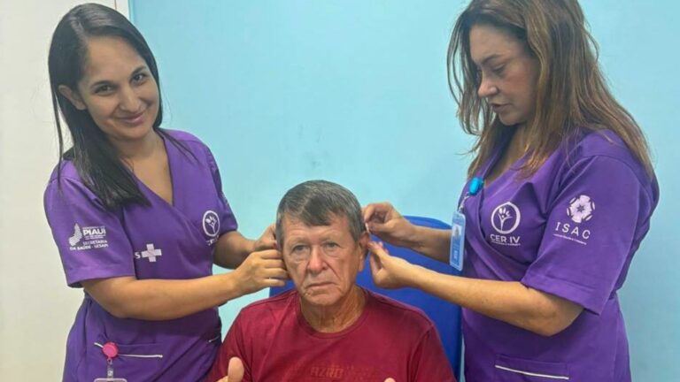 Ao todo, 30 pacientes do CER IV de Parnaíba receberam os novos aparelhos auditivos, recuperando a dignidade e a conexão com os familiares e o dia a dia. (Foto: Camila Neto)