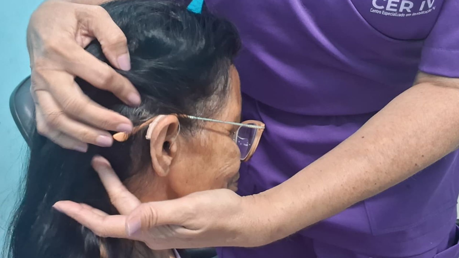 Por muitos anos, Maria conviveu com a perda auditiva e enfrentou dificuldades para acompanhar conversas, compreender os familiares e participar plenamente dos momentos do dia a dia. (Foto: Camila Neto)